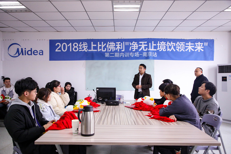 加強(qiáng)就業(yè)畢業(yè)生回訪，促進(jìn)校企合作渠道拓展