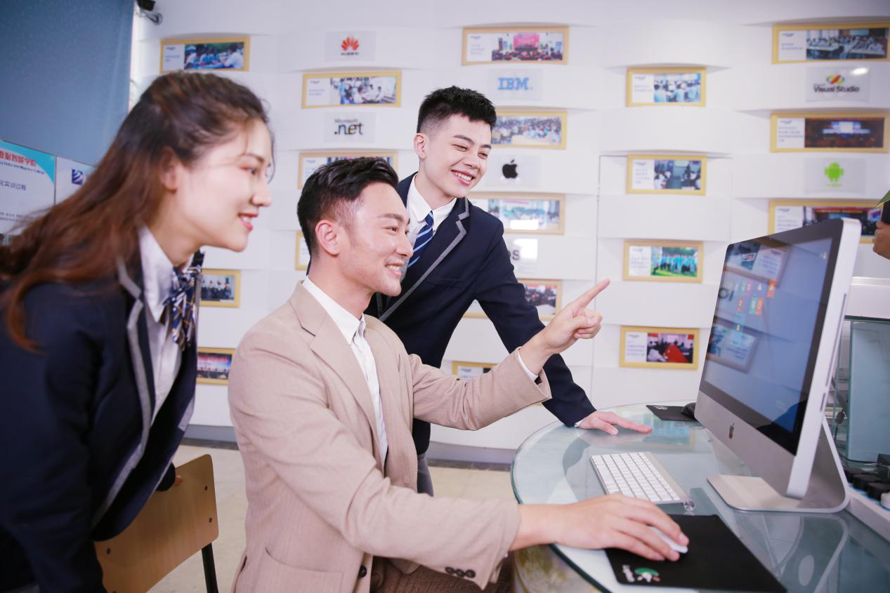 What？聽說新華云課堂能帶你走出傳統(tǒng)課堂，享受個性化學(xué)習(xí)！