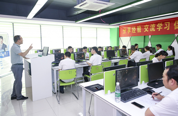 百家名師進(jìn)校園，助力教改新方向