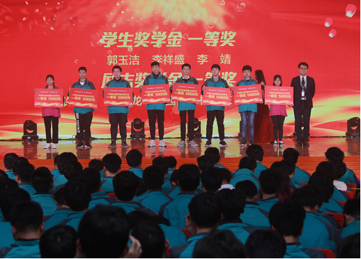 新華電腦教育：帶薪實(shí)訓(xùn)，邊拿薪水邊學(xué)習(xí)