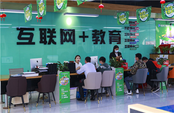 【南京新華五一試學(xué)營(yíng)】試學(xué)火爆，歡迎新同學(xué)來(lái)到南京新華~