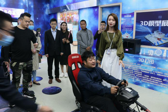 抖音達人石榴哥化身嗨學(xué)體驗官，空降新華引爆直播間