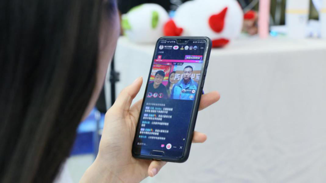燃爆！麗江石榴哥現(xiàn)場連麥新華電商<a href=http://njxh.cn target=_blank class=infotextkey>專業(yè)</a>學(xué)子