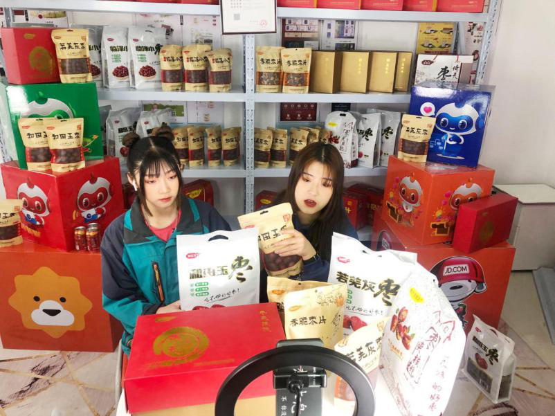 燃爆！麗江石榴哥現(xiàn)場連麥新華電商<a href=http://njxh.cn target=_blank class=infotextkey>專業(yè)</a>學(xué)子