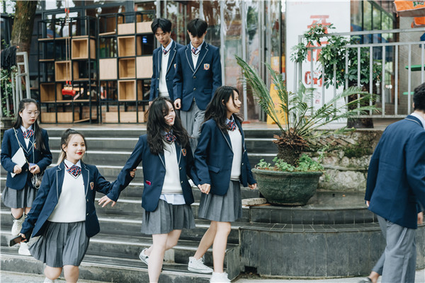 小孩兒初三了學(xué)習(xí)成績(jī)不理想，是上普高還是上職中學(xué)一門技術(shù)？