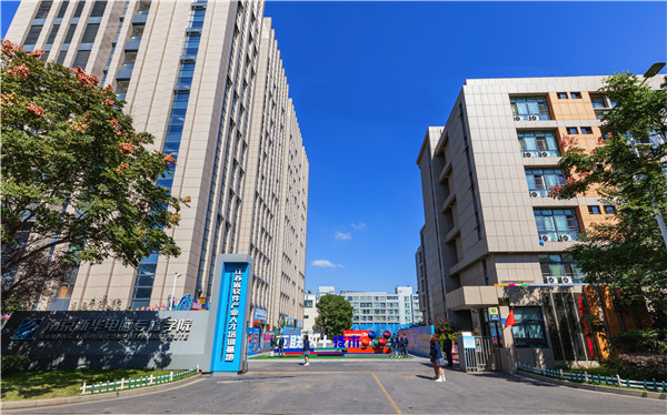 南京有什么學(xué)校適合初中畢業(yè)的？