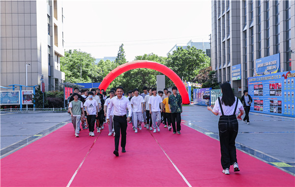 巔峰實(shí)習(xí)，京彩有你 ——南京新華京東618實(shí)習(xí)項(xiàng)目總結(jié)與表彰大會圓滿結(jié)束