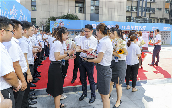愛(ài)與責(zé)任，立德樹(shù)人丨南京新華與你一起致敬教師節(jié)