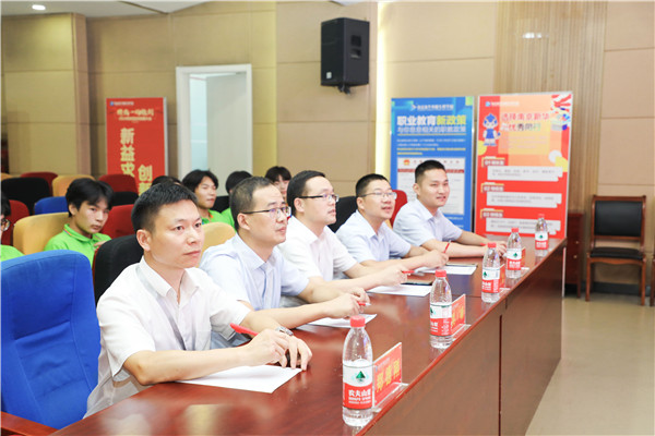 為幫助我校學(xué)生明確職業(yè)生涯規(guī)劃，確定個(gè)人職業(yè)方向，強(qiáng)化職業(yè)規(guī)劃意識(shí)，更好地樹(shù)立個(gè)人理想，2022年7月29日，南京新華電腦專(zhuān)修學(xué)校在學(xué)術(shù)報(bào)告廳舉行第十二屆職業(yè)生涯規(guī)劃演講大賽