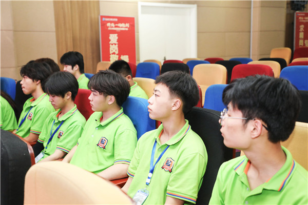 為幫助我校學(xué)生明確職業(yè)生涯規(guī)劃，確定個(gè)人職業(yè)方向，強(qiáng)化職業(yè)規(guī)劃意識(shí)，更好地樹(shù)立個(gè)人理想，2022年7月29日，南京新華電腦專(zhuān)修學(xué)校在學(xué)術(shù)報(bào)告廳舉行第十二屆職業(yè)生涯規(guī)劃演講大賽
