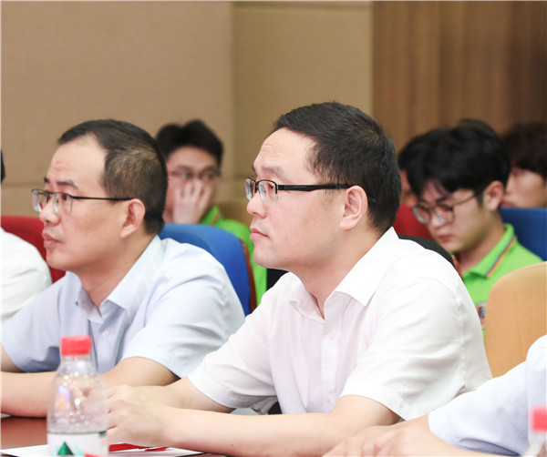 為幫助我校學(xué)生明確職業(yè)生涯規(guī)劃，確定個(gè)人職業(yè)方向，強(qiáng)化職業(yè)規(guī)劃意識(shí)，更好地樹(shù)立個(gè)人理想，2022年7月29日，南京新華電腦專(zhuān)修學(xué)校在學(xué)術(shù)報(bào)告廳舉行第十二屆職業(yè)生涯規(guī)劃演講大賽