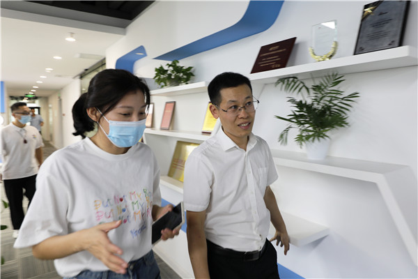 南京新華教師進(jìn)企業(yè)，為實踐教學(xué)保駕護(hù)航
