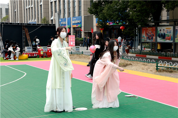 “三八”國(guó)際婦女節(jié)來(lái)臨，南京新華向所有女性致以節(jié)日最美好的祝福！