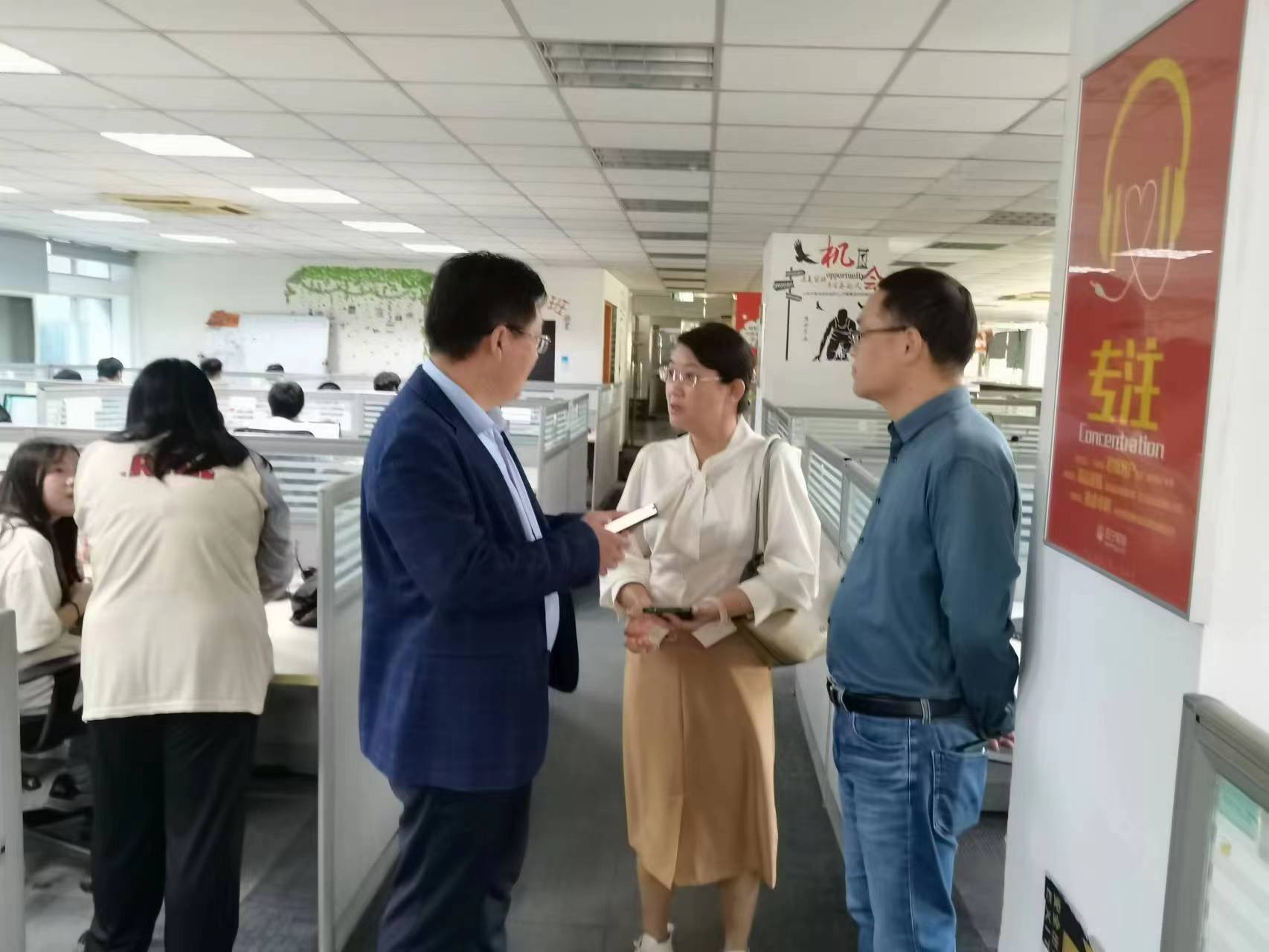 回訪企業(yè)實(shí)習(xí)學(xué)生，關(guān)懷職業(yè)成長(zhǎng)道路