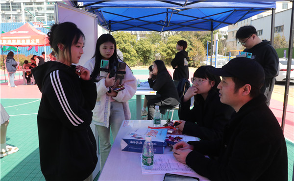 新華筑夢，職贏未來 南京新華2024年春季校園招聘會(huì)暨校企融合簽約儀式圓滿舉行