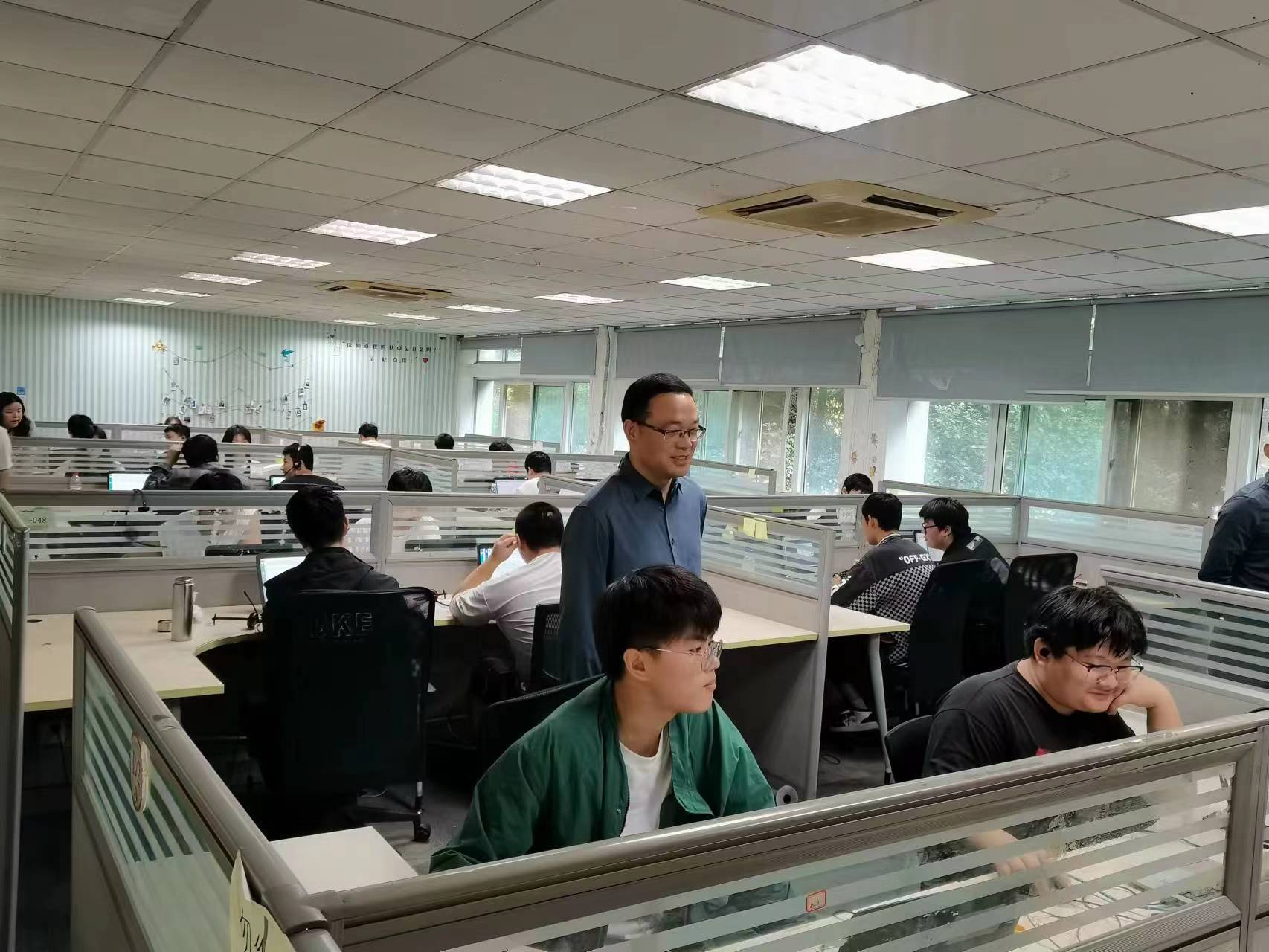 回訪企業(yè)實習(xí)學(xué)生，關(guān)懷職業(yè)成長道路