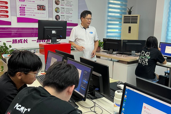 筑夢新崗位，啟航職場路 | 南京新華電腦開展就業(yè)指導宣講課