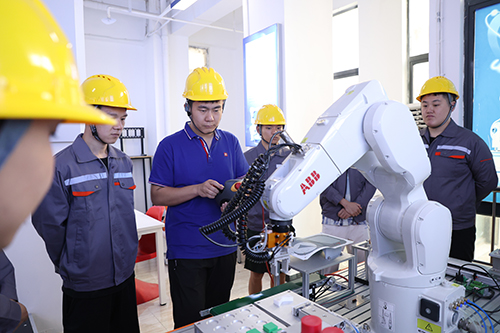 技校學(xué)什么技術(shù)比較好？這 3個(gè)方向讓你逆襲人生