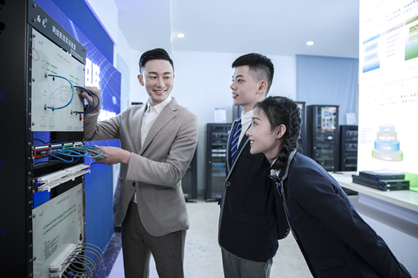 初中沒畢業(yè)學(xué)什么好？初中可以學(xué)計算機(jī)么？
