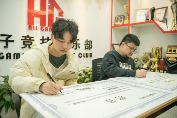 實(shí)力見證！又一新華電腦教育學(xué)子簽約AG俱樂部！