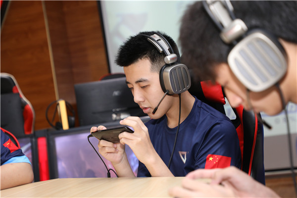 如何看待 Miss 爆料「Faker 年薪 5800 萬，LPL 選手月薪保底 2 萬」？