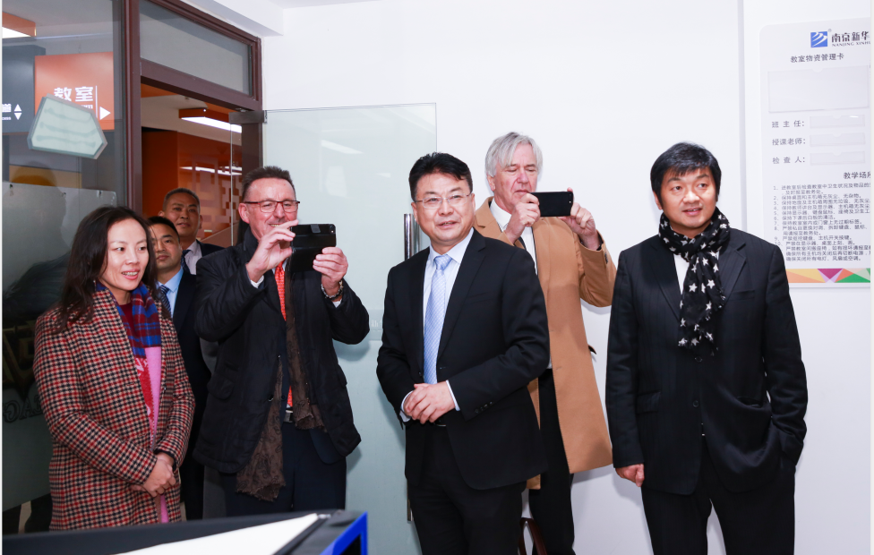 熱烈歡迎德國(guó)柏林職業(yè)教育集團(tuán)領(lǐng)導(dǎo)們蒞臨我?？疾旖涣?！