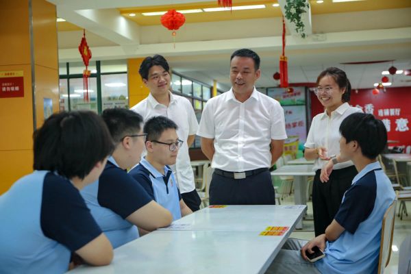 炎炎夏日，心系學(xué)子丨南京新華電腦開展2024級新生慰問活動