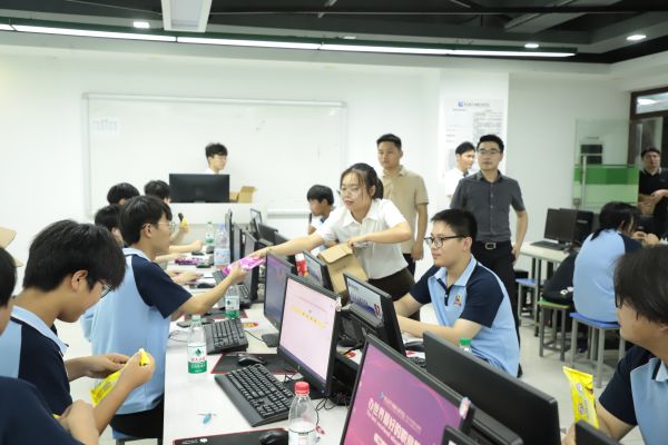 南京新華電腦夏日關(guān)懷行動，助力學(xué)子清涼度夏！