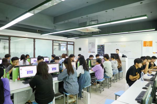 AI時代的教育與職業(yè)發(fā)展：南京新華引領(lǐng)AI教育新風尚