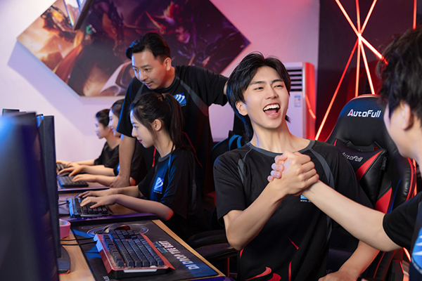 恭喜我校四名學(xué)子躋身 KPL 新秀訓(xùn)練營(yíng)